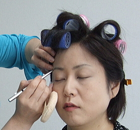 私が眉毛を書いているところ 眉毛の書き方 整え方 読むメイクレッスン 東京メイクレッスン パーソナルカラー診断 美bodyタイプ 骨格 診断のオーラビューティー 東京メイクレッスン パーソナルカラー診断 美bodyタイプ 骨格 診断のオーラビューティー